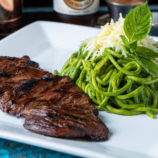 TALLARINES VERDES CON CHURRASCO