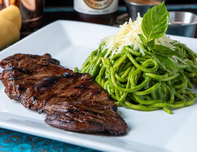 Tallarines Verdes con Churrasco.