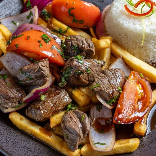 Lomo saltado.